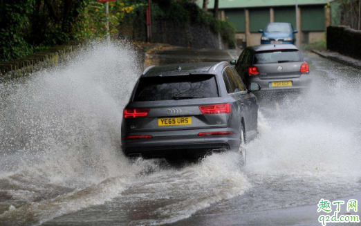 积水路面开车怎么通过安全 汽车涉水行驶后需要检查哪1