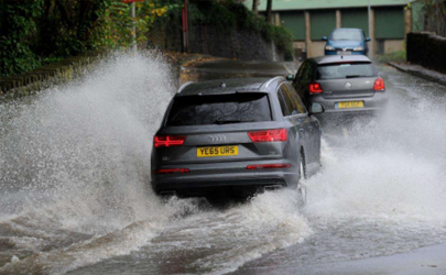 积水路面开车怎么通过安全 汽车涉水行驶后需要检查哪