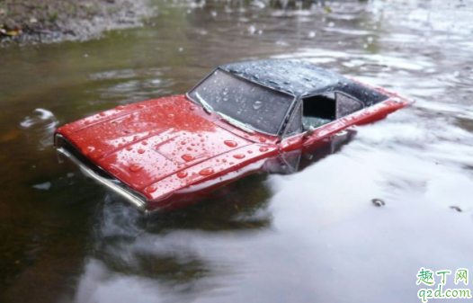积水路面开车怎么通过安全 汽车涉水行驶后需要检查哪3