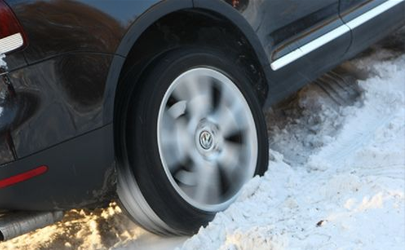 汽车防滑链伤轮胎吗 冬天用雪地胎还是防滑链